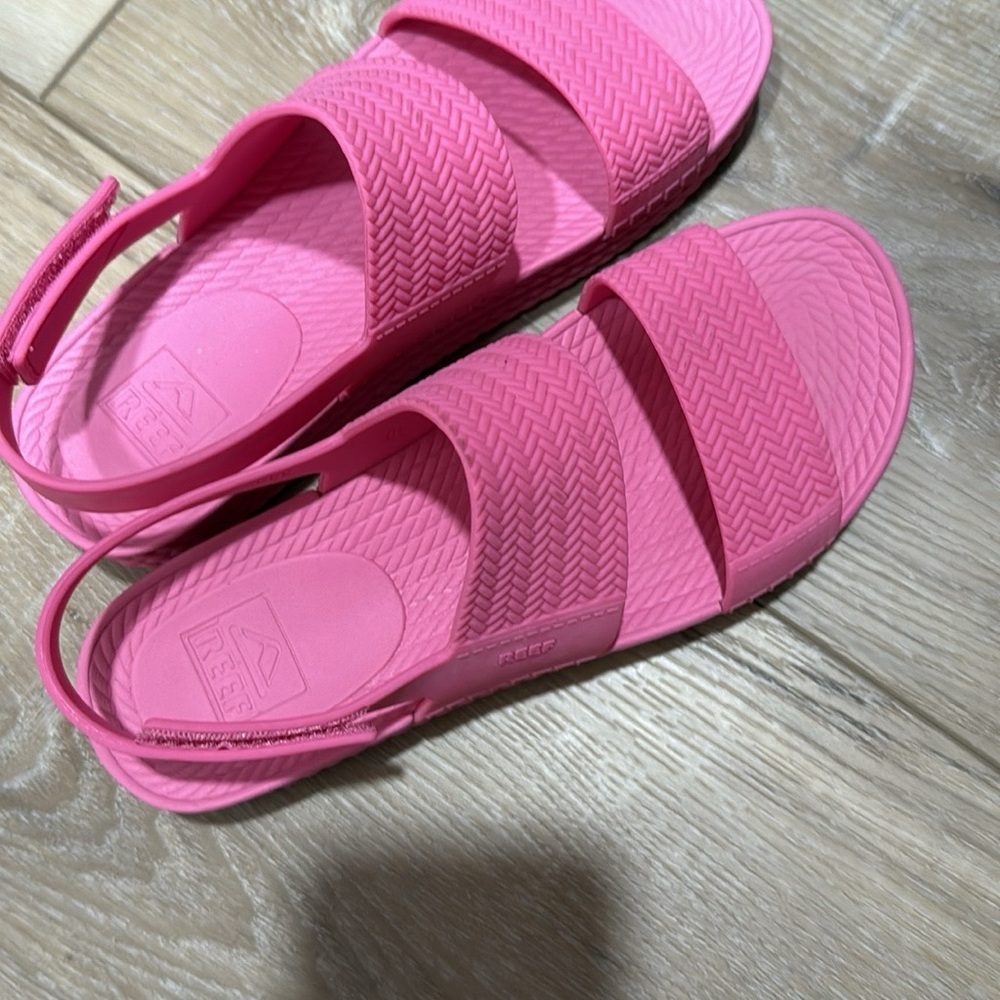 REEF  Women's Pink Sandals Size 8 wore once